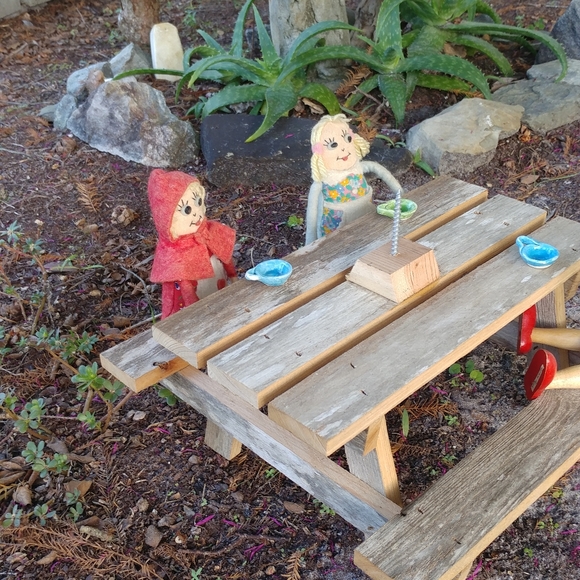 Squirrel corn picnic table novelty feeder gift - Picture 2 of 15